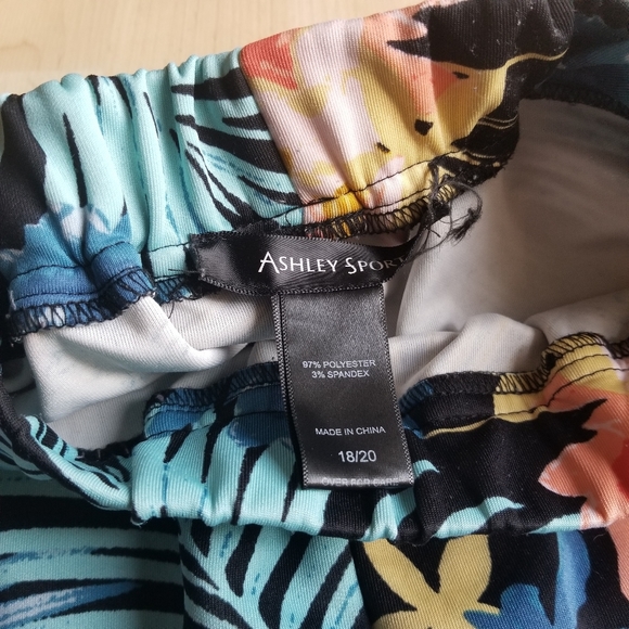 Size 18/24 2piece Crop Embroidered Activewear by Ashley Stewart - Picture 6 of 9